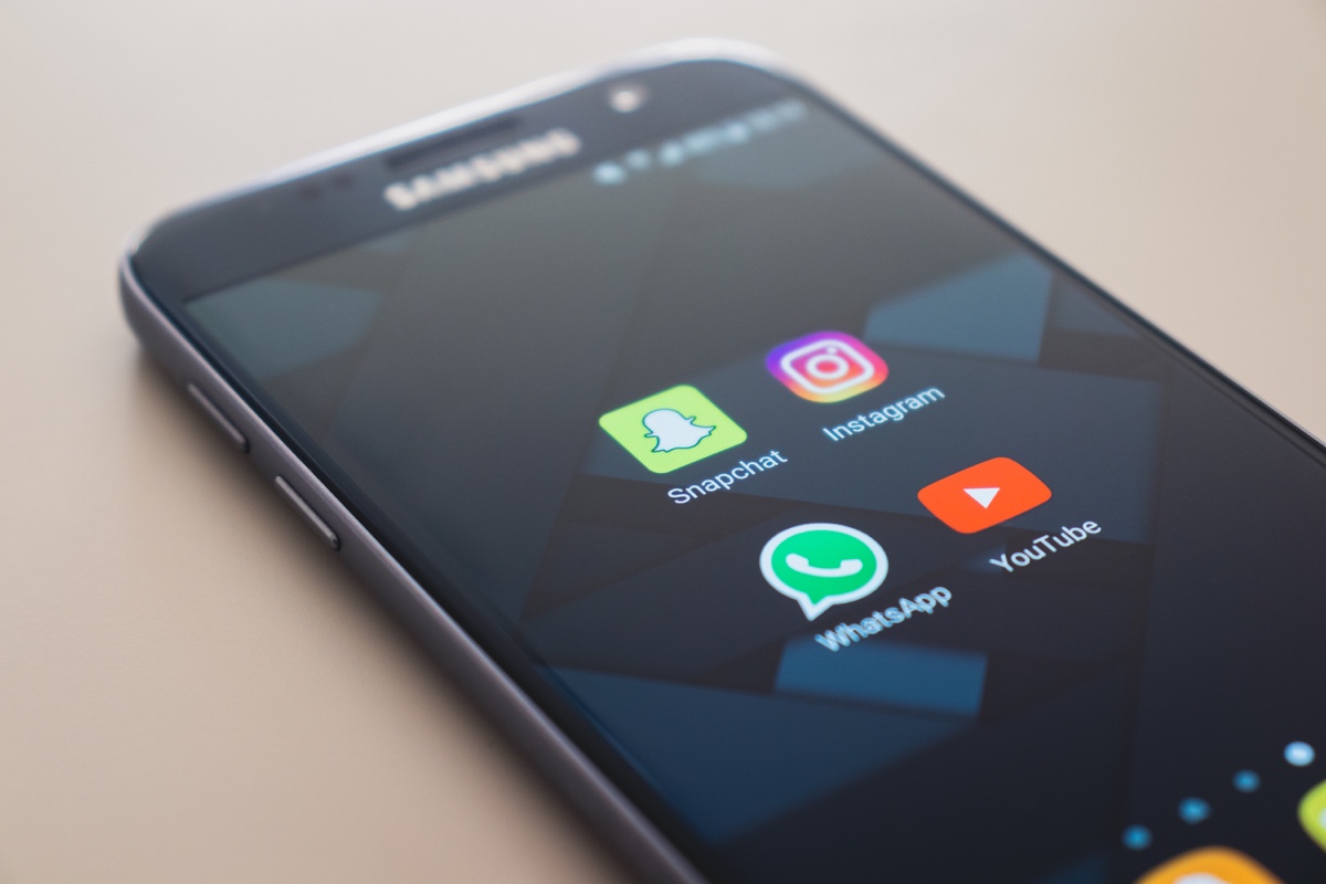 Celular mostrando Snapchat, Instagram, Whatsapp, Youtube