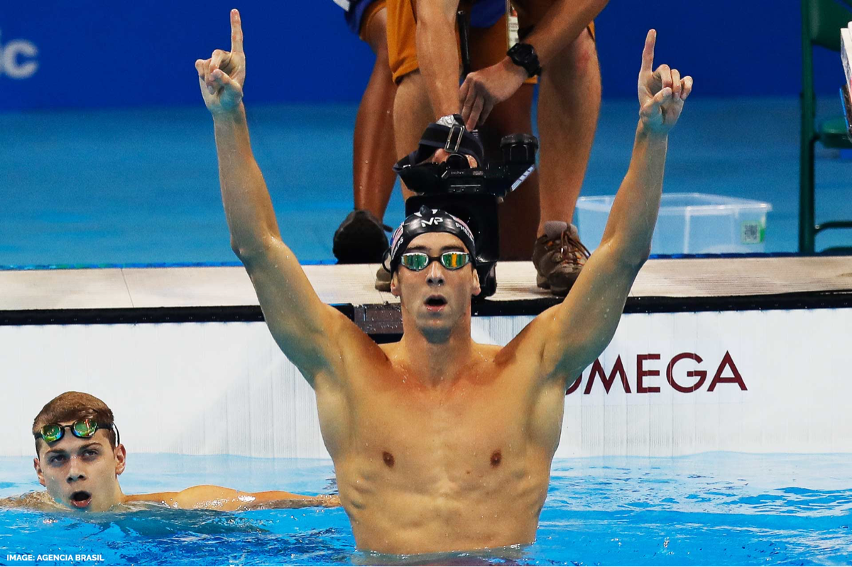 Michael Phelps comemorando vitória dentro da piscina